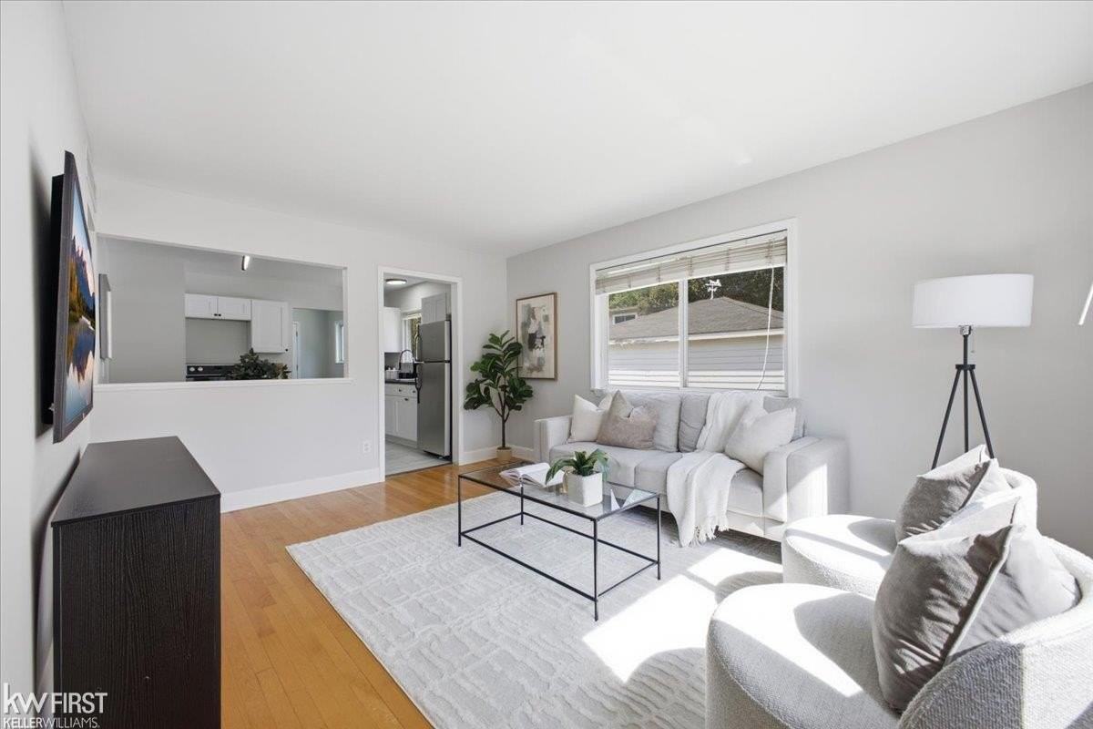 825 Wilson Ave - Photo 2 of 23