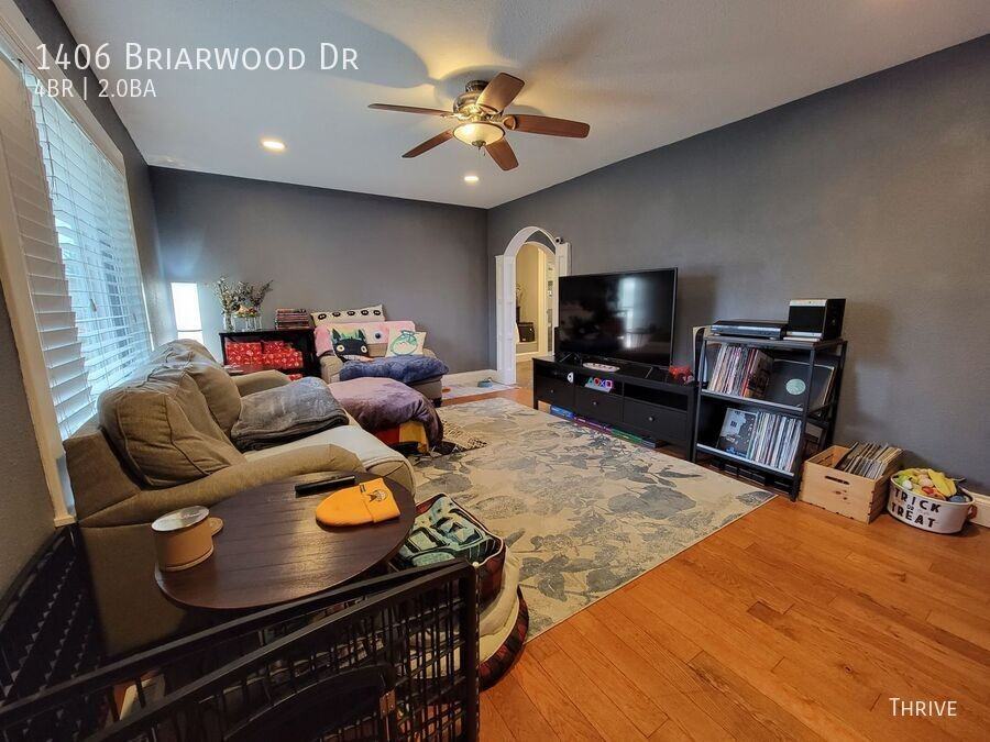 1406 Briarwood Dr - Photo 2 of 16