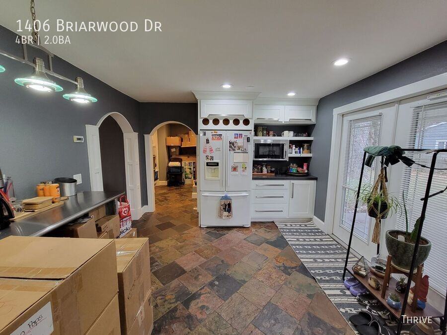 1406 Briarwood Dr - Photo 4 of 16