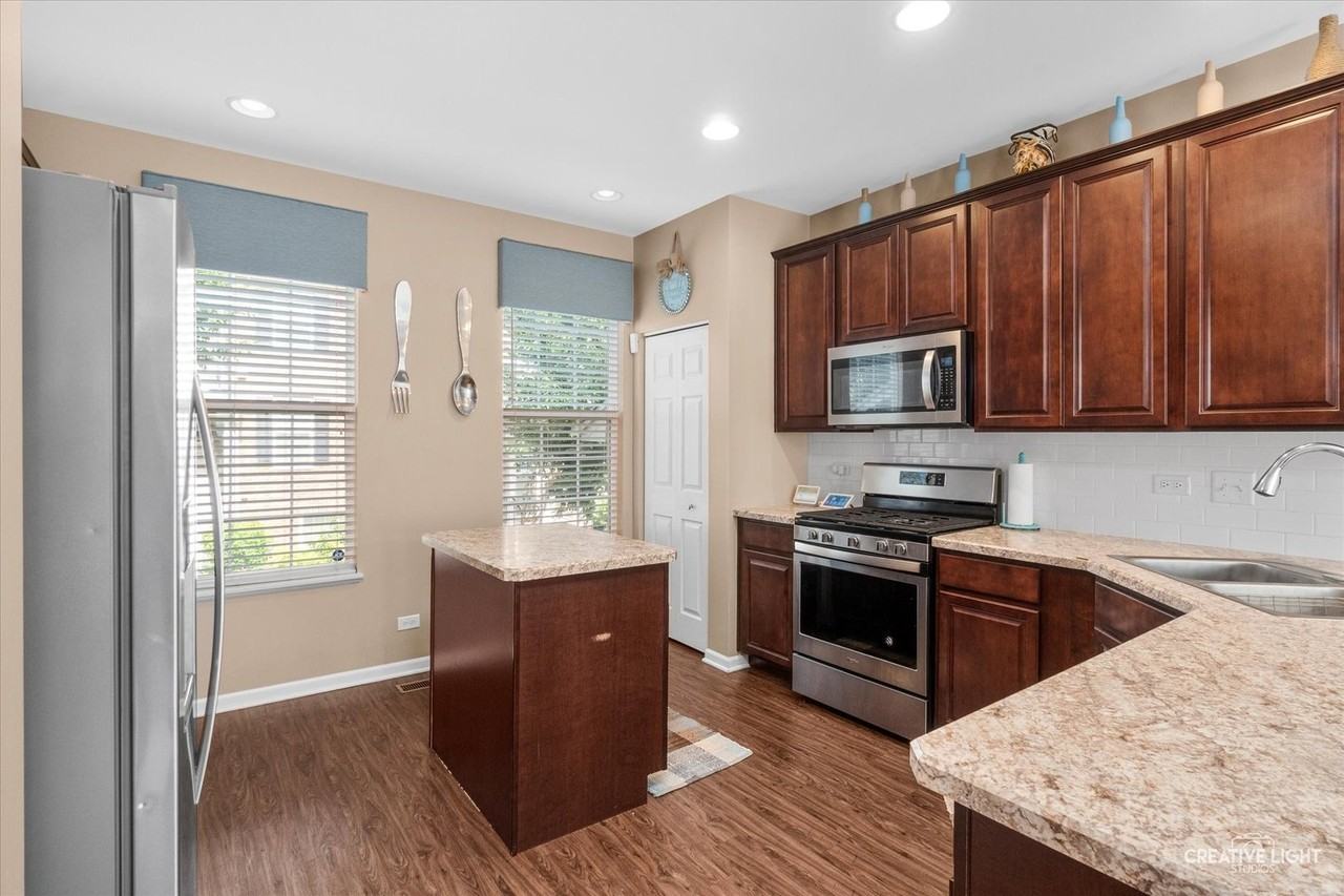 263 Lakeshore Dr - Photo 2 of 31