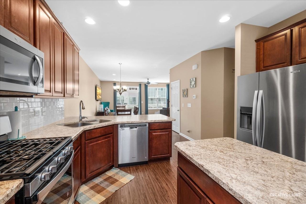 263 Lakeshore Dr - Photo 4 of 31
