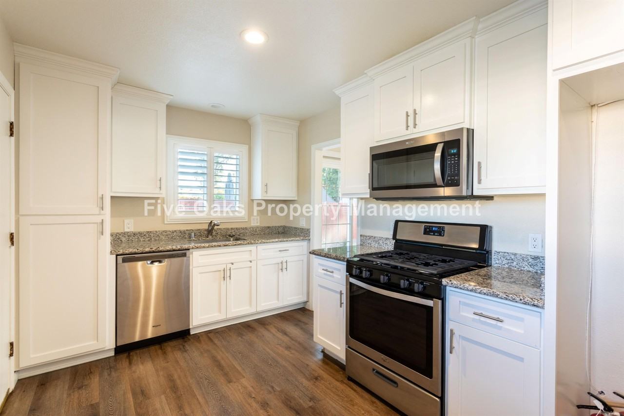 155 Glenn Dr - Photo 2 of 10