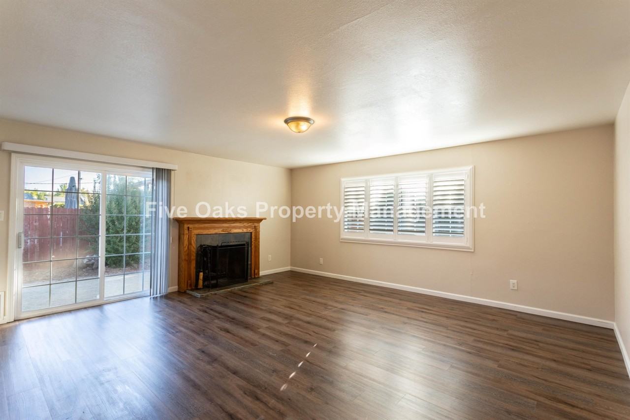 155 Glenn Dr - Photo 4 of 10