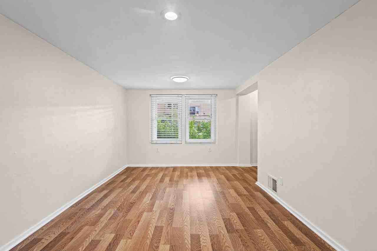 2710 W Fletcher St #1 - Photo 3 of 17