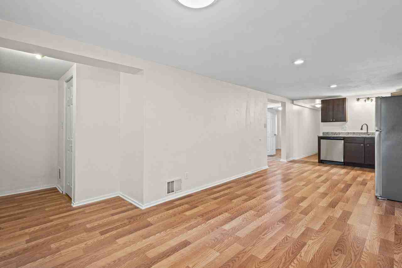 2710 W Fletcher St #1 - Photo 4 of 17