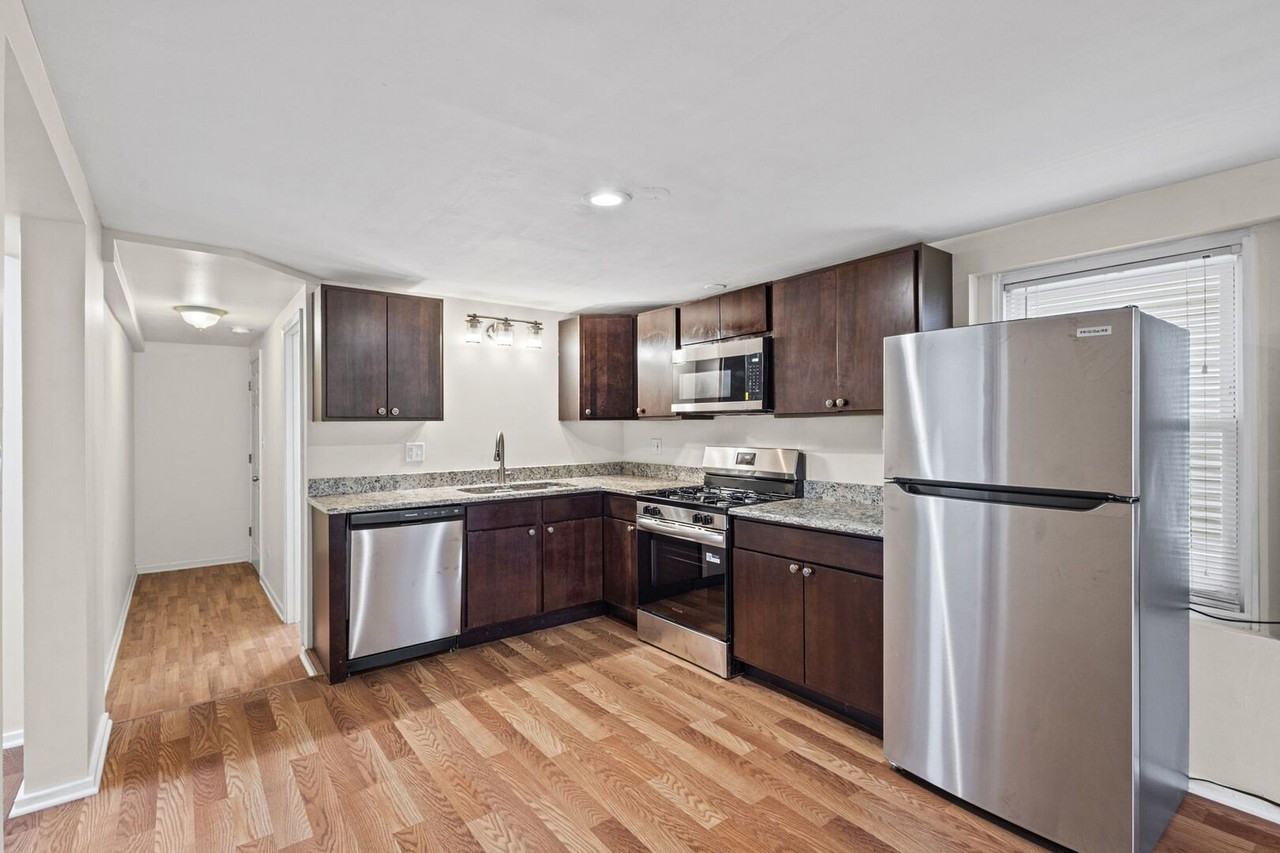 2710 W Fletcher St #1 - Photo 5 of 17