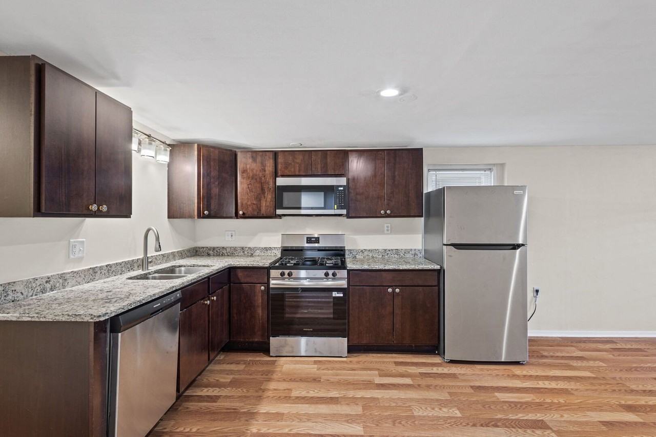2710 W Fletcher St #1 - Photo 6 of 17