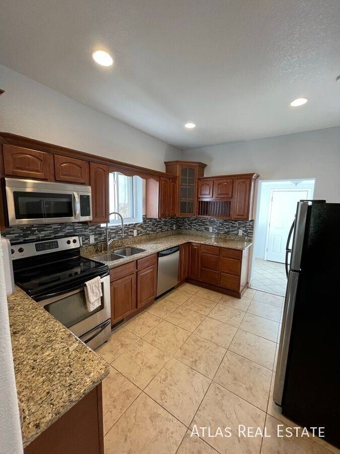 223 Fox St - Photo 2 of 46