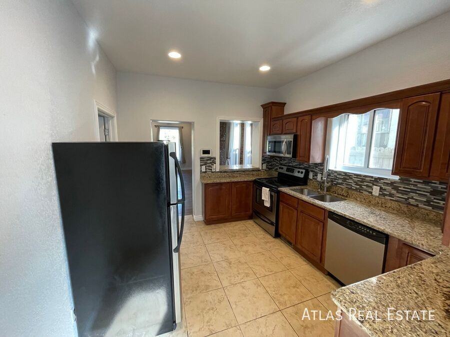 223 Fox St - Photo 3 of 46