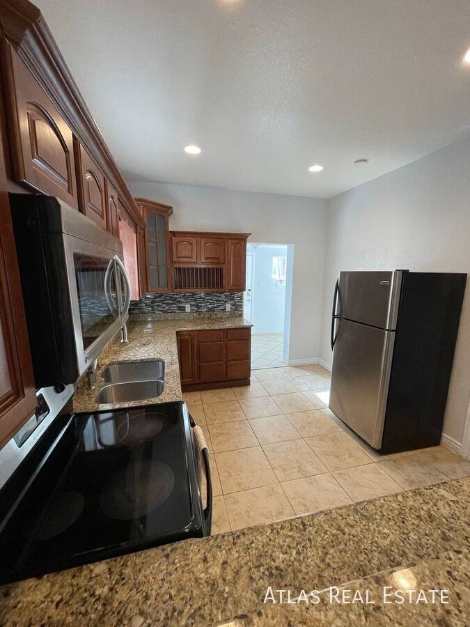 223 Fox St - Photo 4 of 46