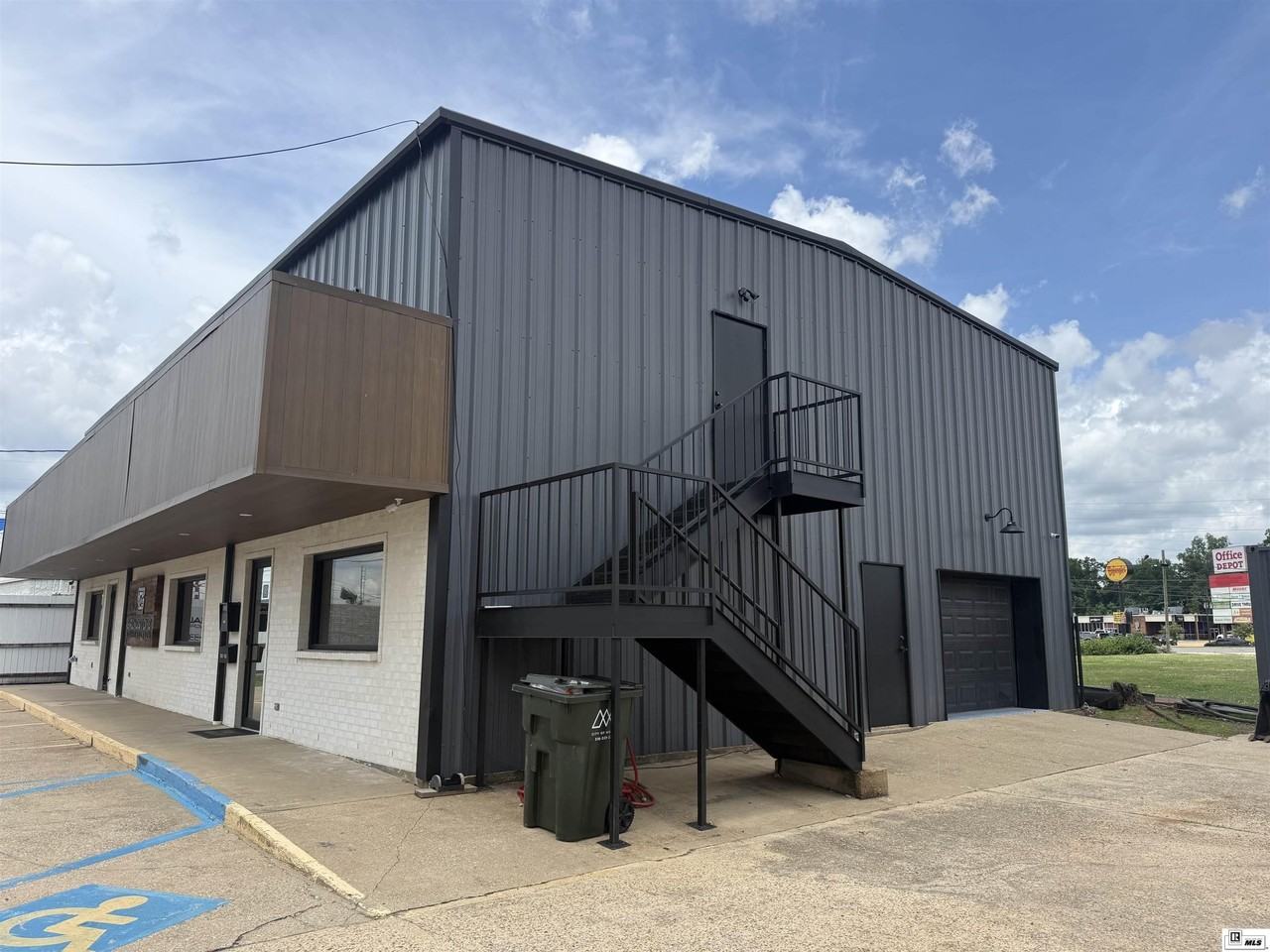 2501 Newcombe St - Photo 2 of 31