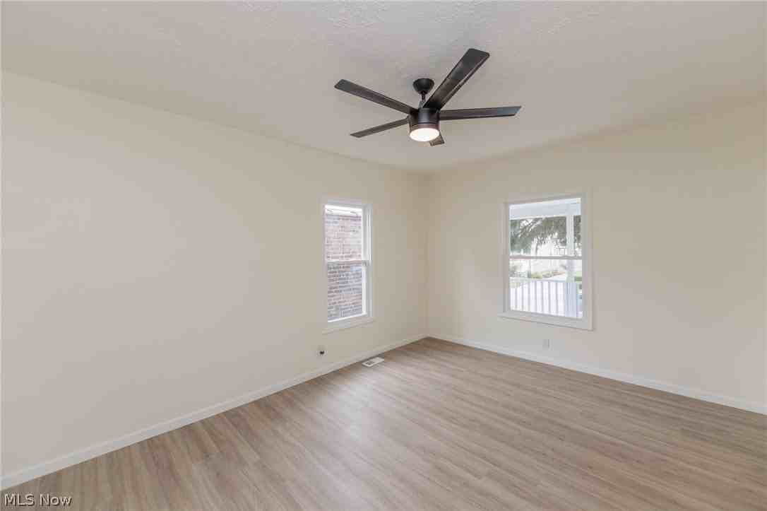 1558 Winchester Ave - Photo 7 of 44
