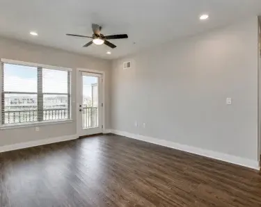 1305 E Jefferson Blvd - Photo 2 of 4