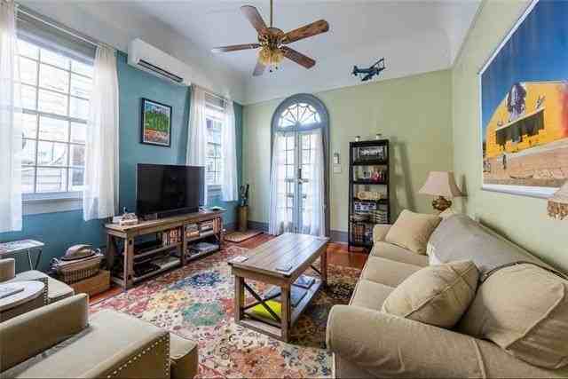 723 Louisa St - Photo 3 of 11
