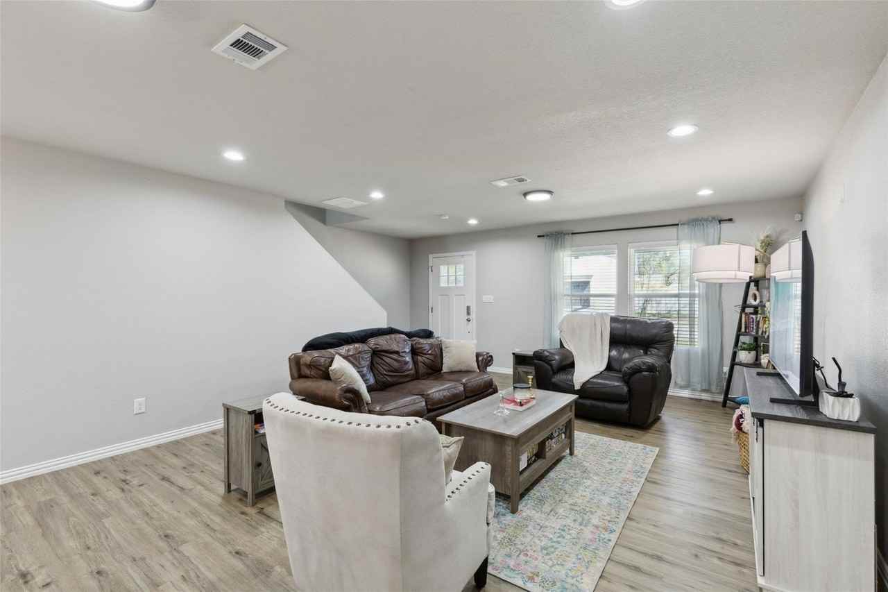 5816 Grayson St - Photo 3 of 10