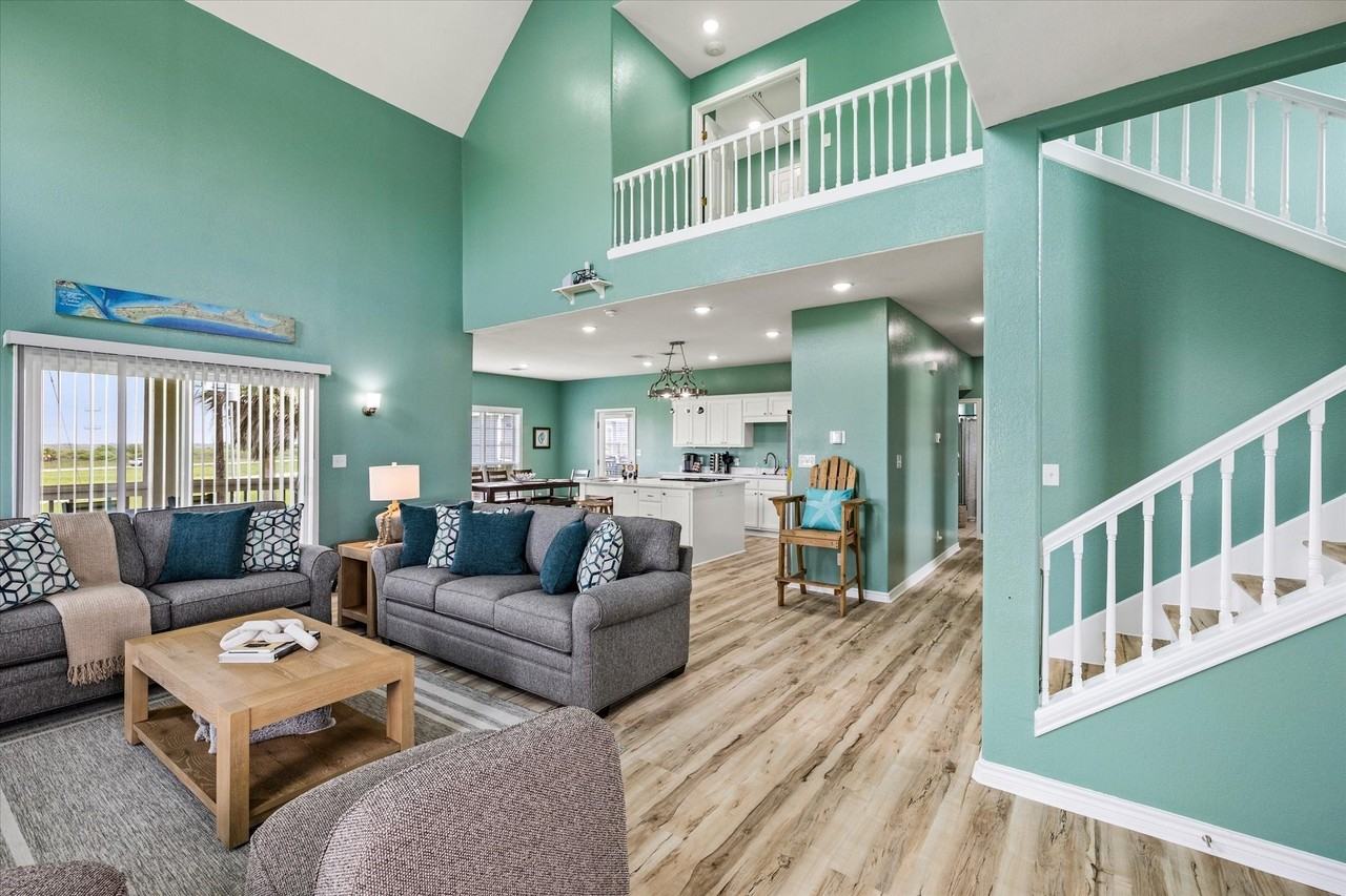3241 Castle Dr - Photo 4 of 40