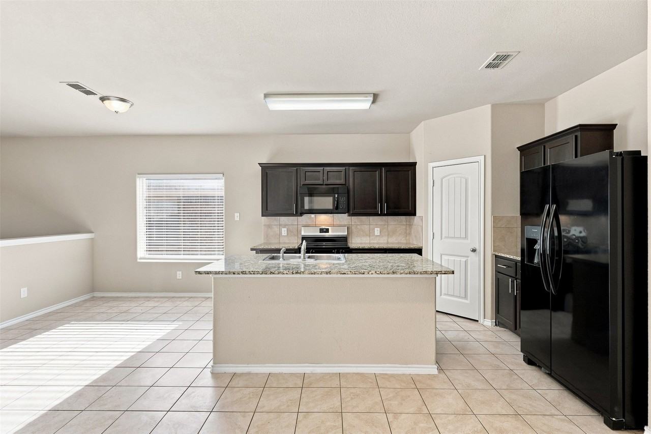 612 River Rock Dr - Photo 5 of 34