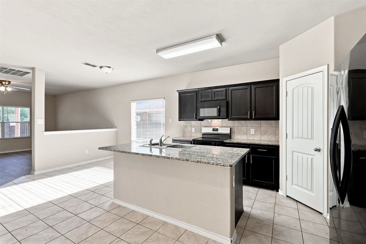 612 River Rock Dr - Photo 6 of 34