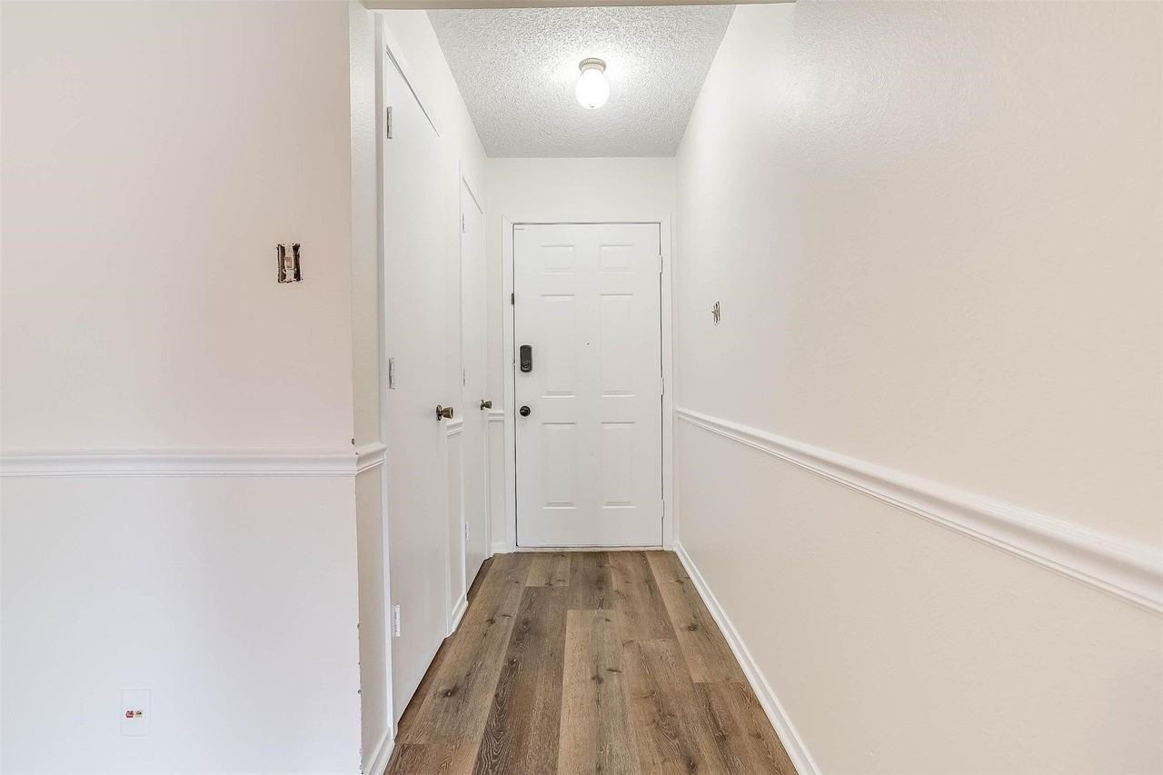 828 Lynne Ln - Photo 2 of 21