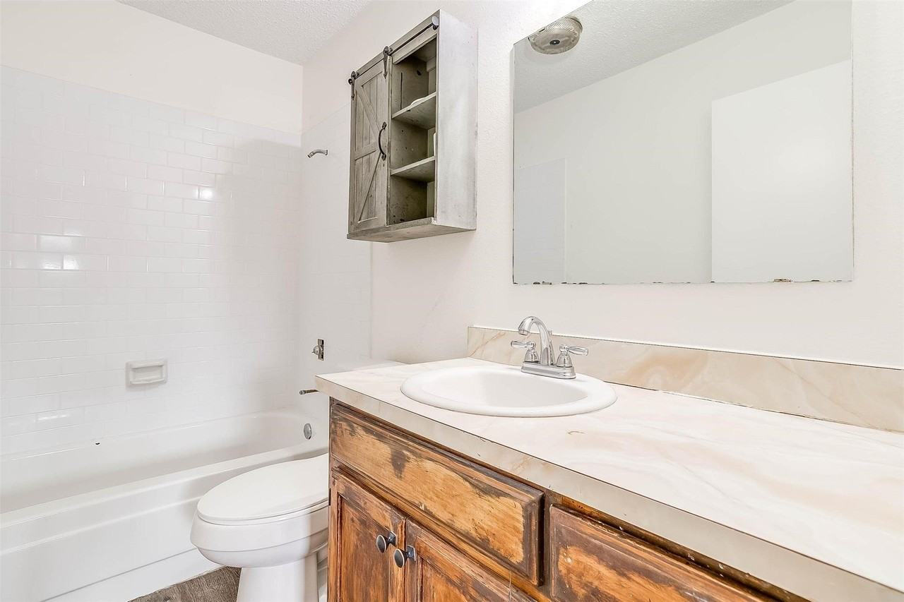 828 Lynne Ln - Photo 3 of 21
