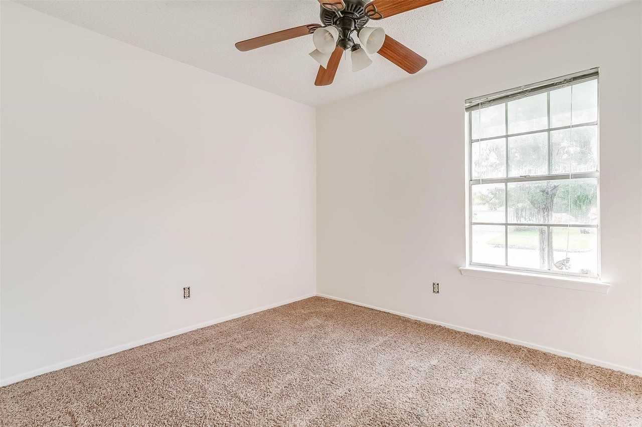 828 Lynne Ln - Photo 5 of 21