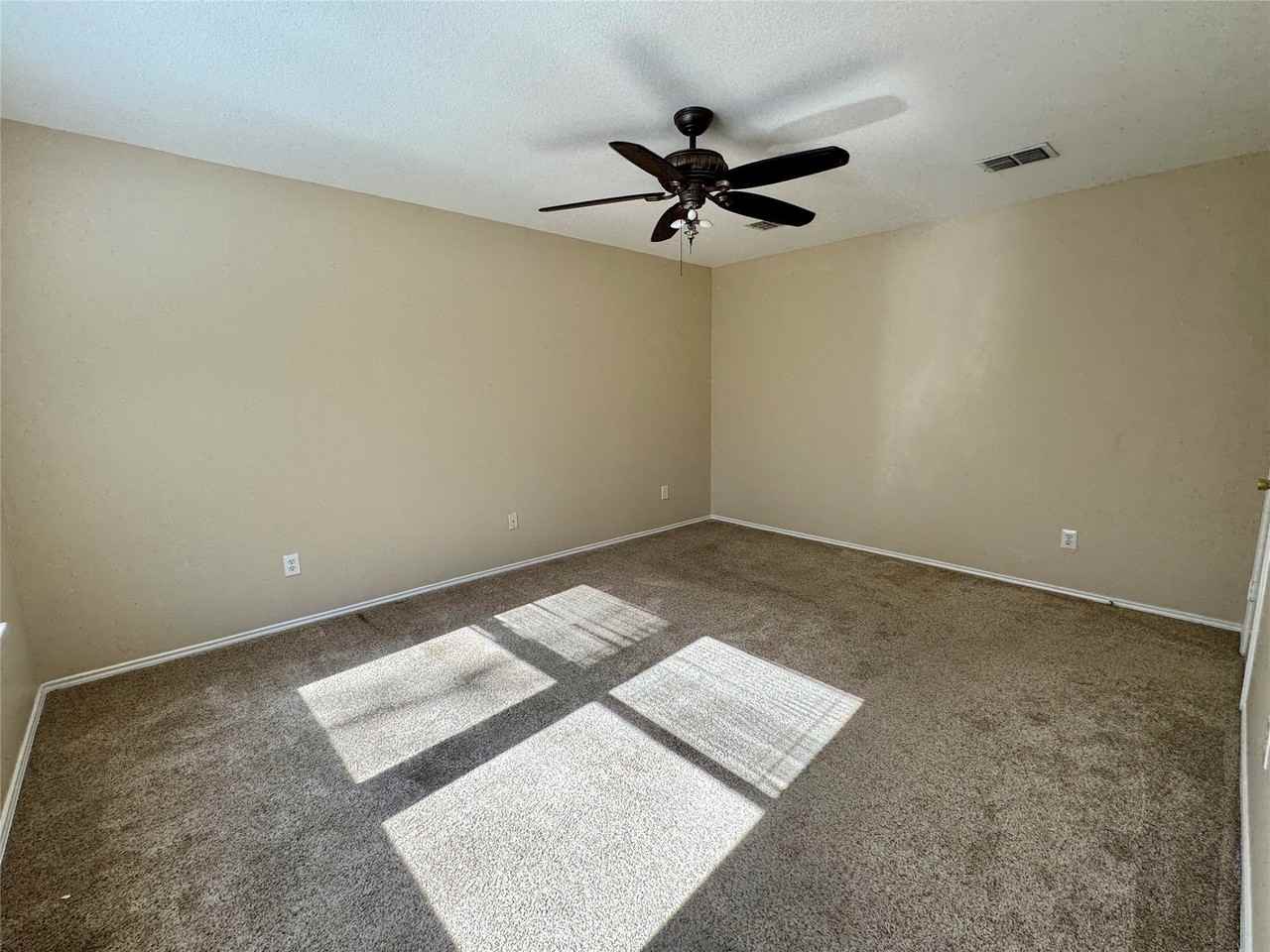 1713 Elm St - Photo 4 of 13