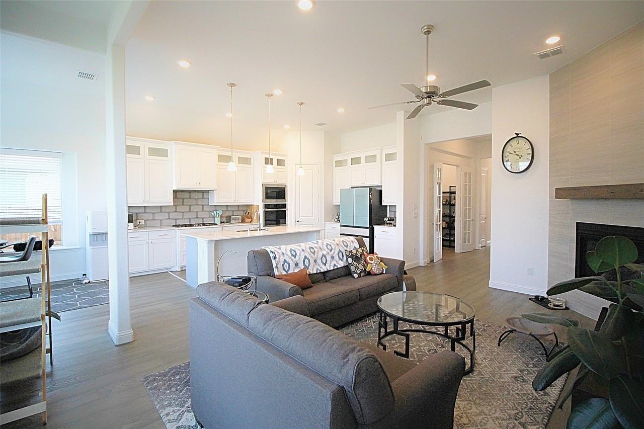 606 Artesian Dr - Photo 3 of 24