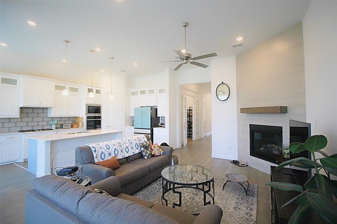 606 Artesian Dr - Photo 5 of 24