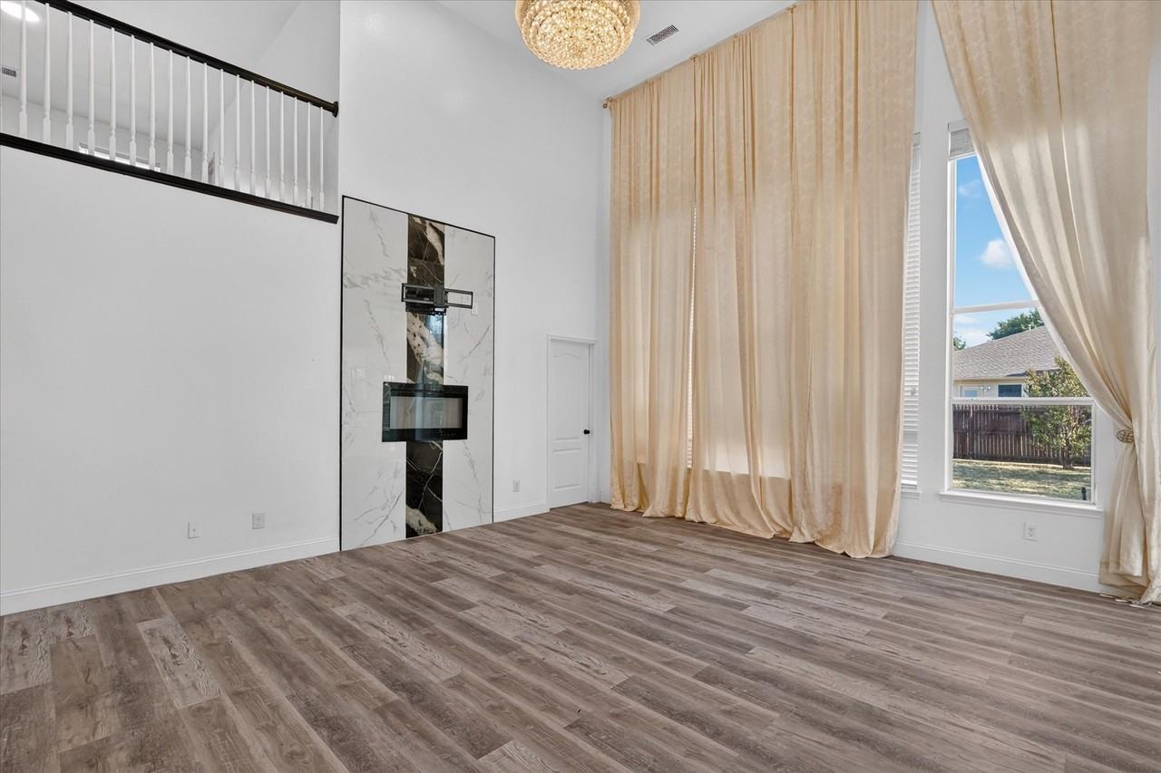 2112 Aster Trl - Photo 2 of 14