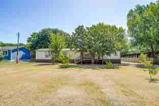 557 Surrey Ln - Photo 1 of 1
