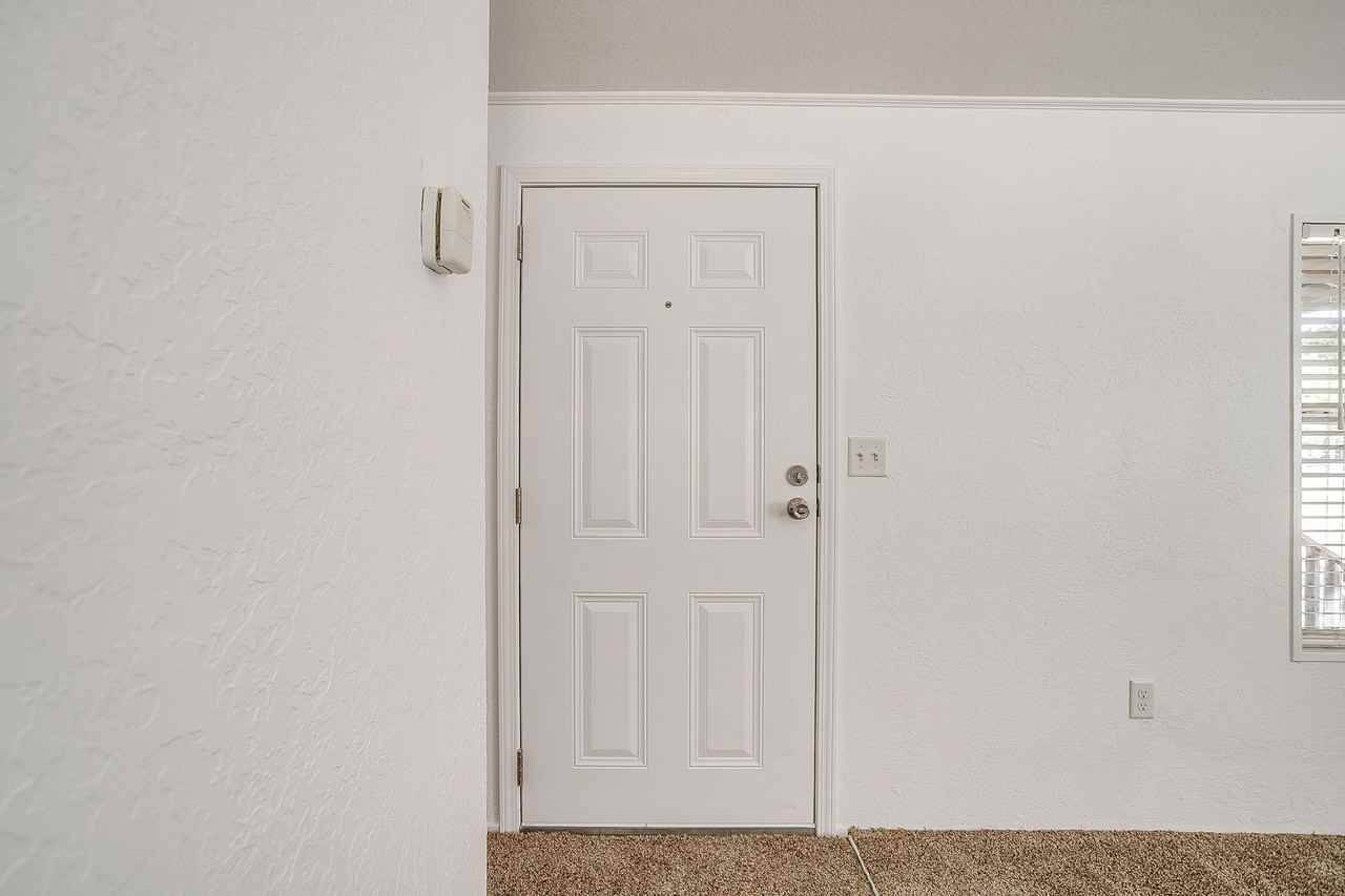 557 Surrey Ln - Photo 3 of 20