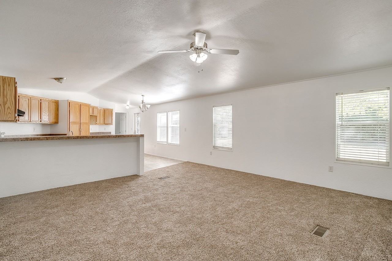 557 Surrey Ln - Photo 4 of 20