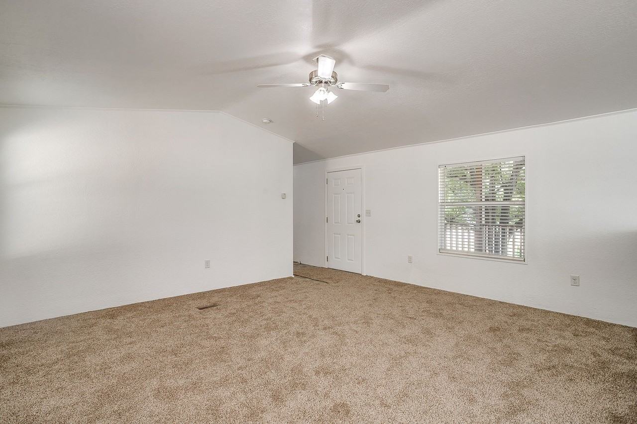 557 Surrey Ln - Photo 5 of 20