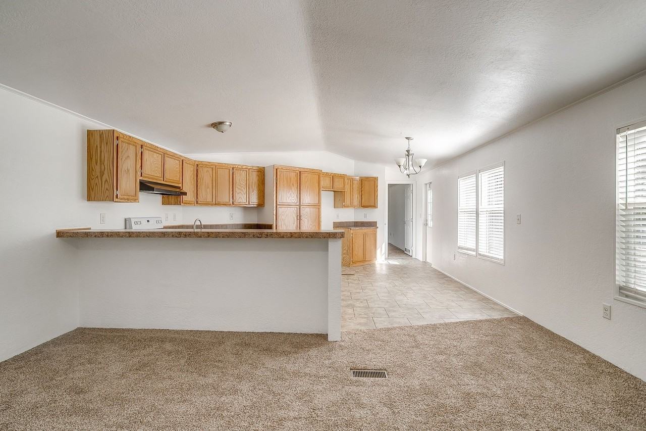 557 Surrey Ln - Photo 6 of 20