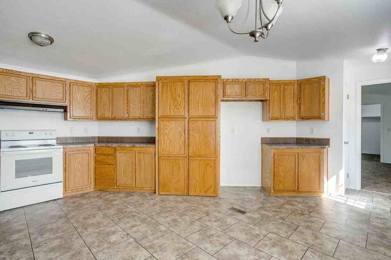 557 Surrey Ln - Photo 7 of 20