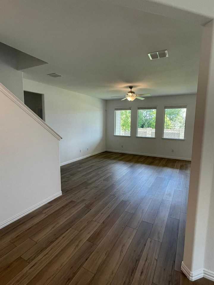502 Poplar St - Photo 5 of 13