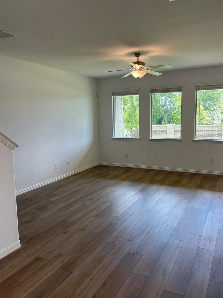 502 Poplar St - Photo 6 of 13