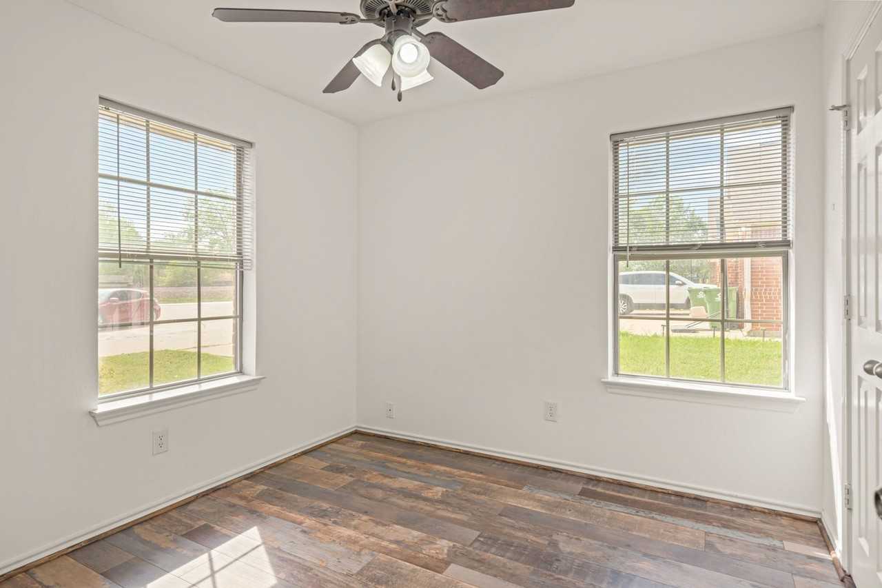 502 S Main St #B - Photo 5 of 25