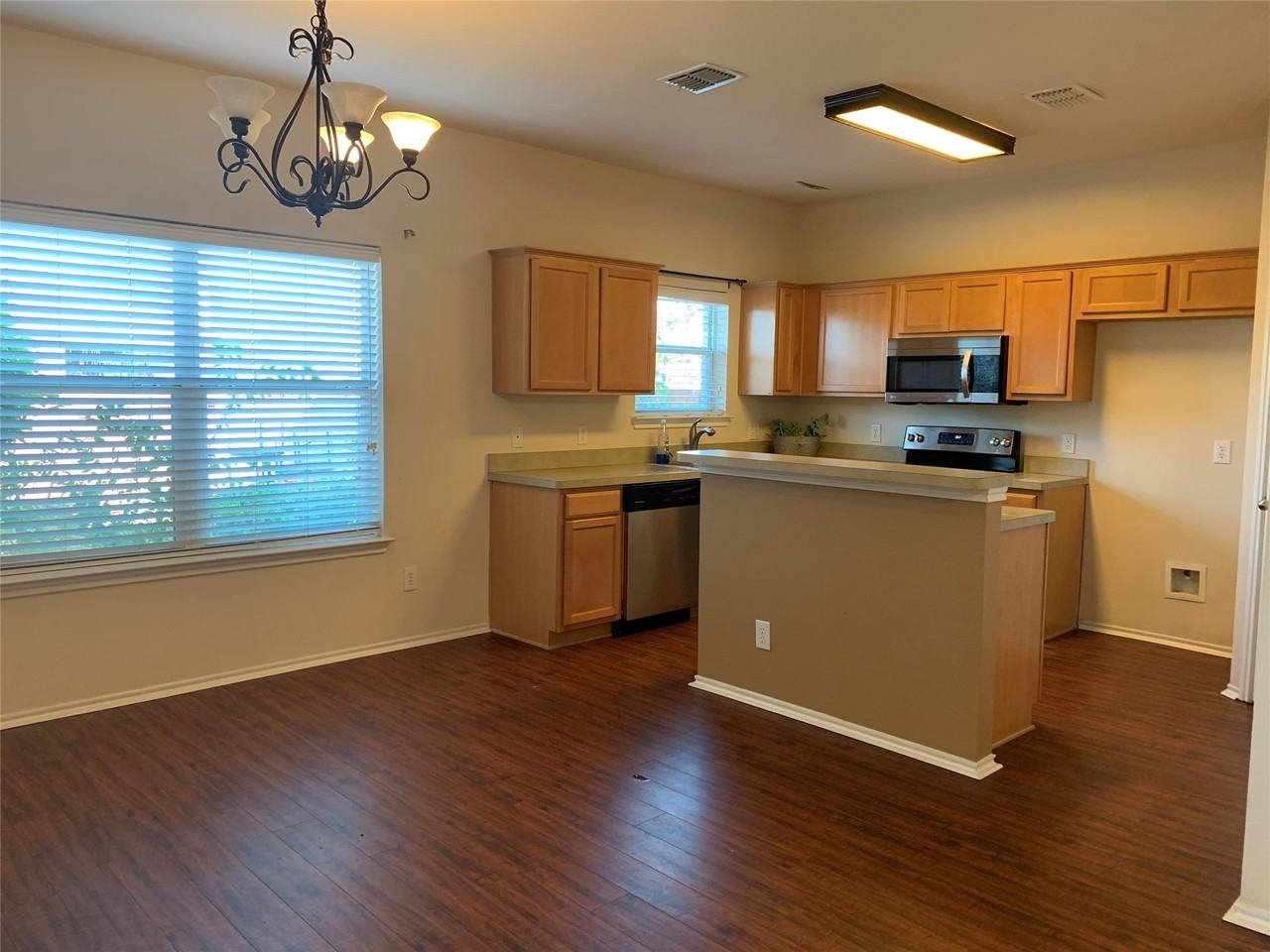 734 Fleming St - Photo 3 of 12
