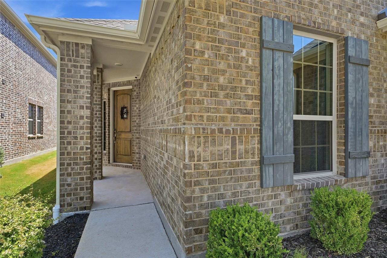 3016 Sunnyside Dr - Photo 2 of 28