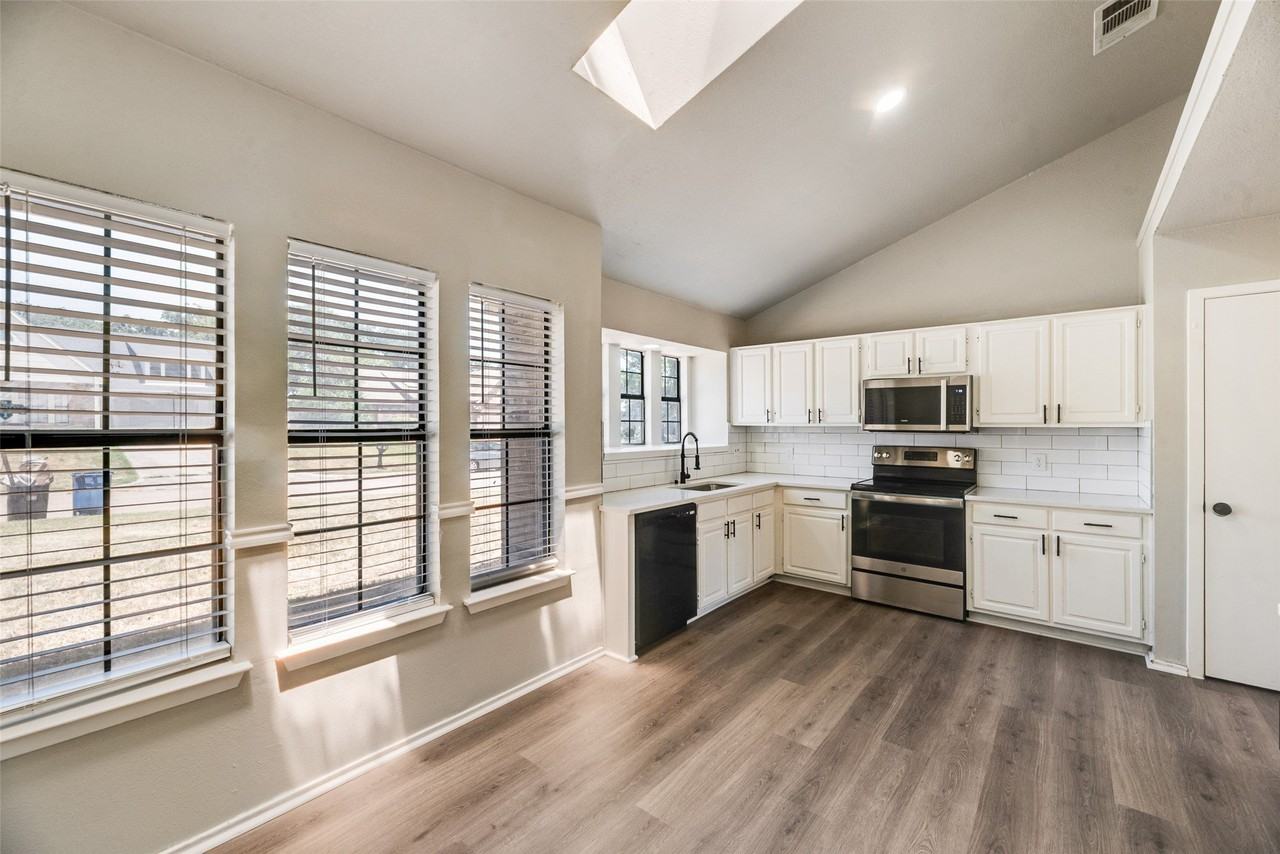 3305 Fairview Dr - Photo 2 of 17