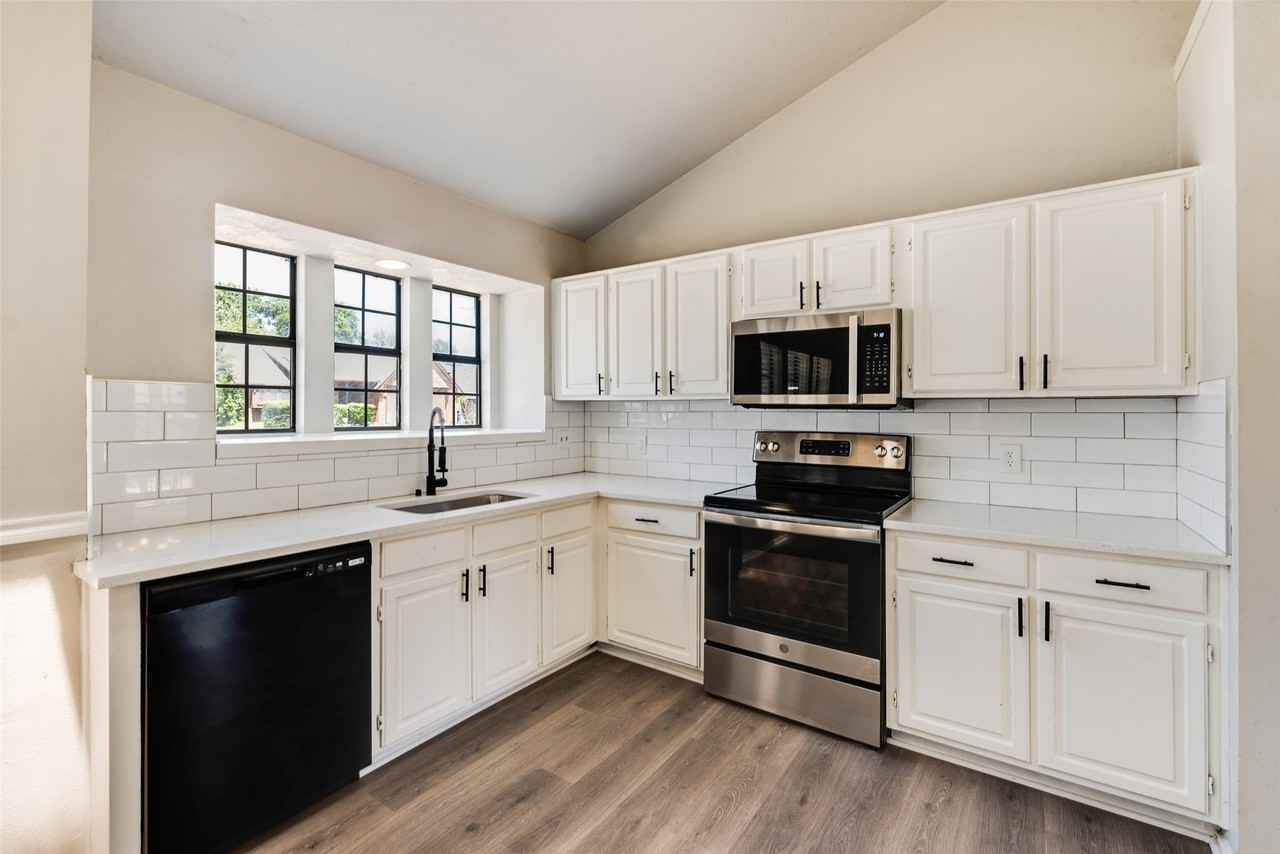 3305 Fairview Dr - Photo 3 of 17