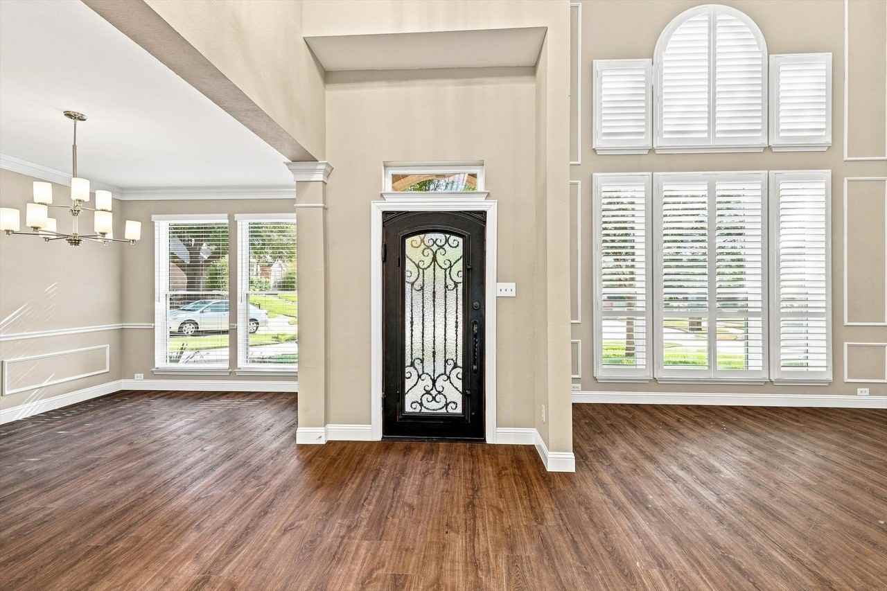 8809 Hedge Row Ct - Photo 6 of 39