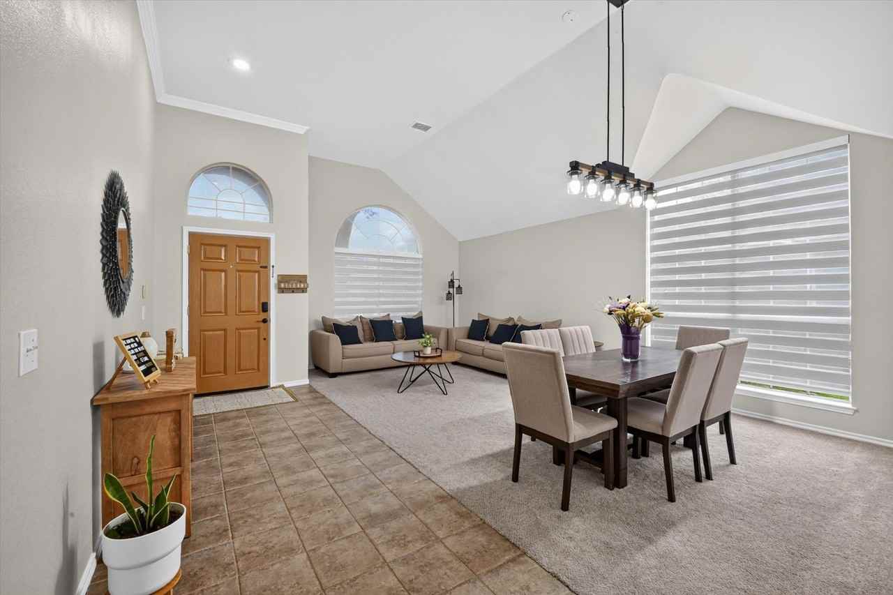 9906 Ashmont Dr - Photo 3 of 27