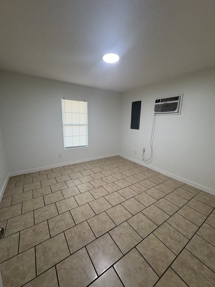 3513 Franklin Ave - Photo 3 of 12
