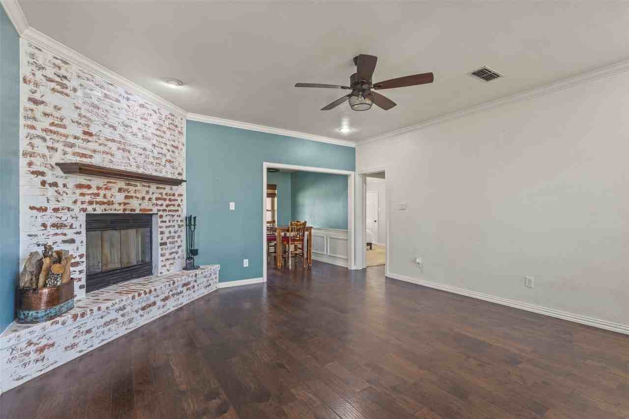 403 Carolota St - Photo 6 of 34