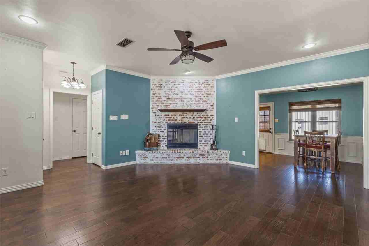 403 Carolota St - Photo 7 of 34