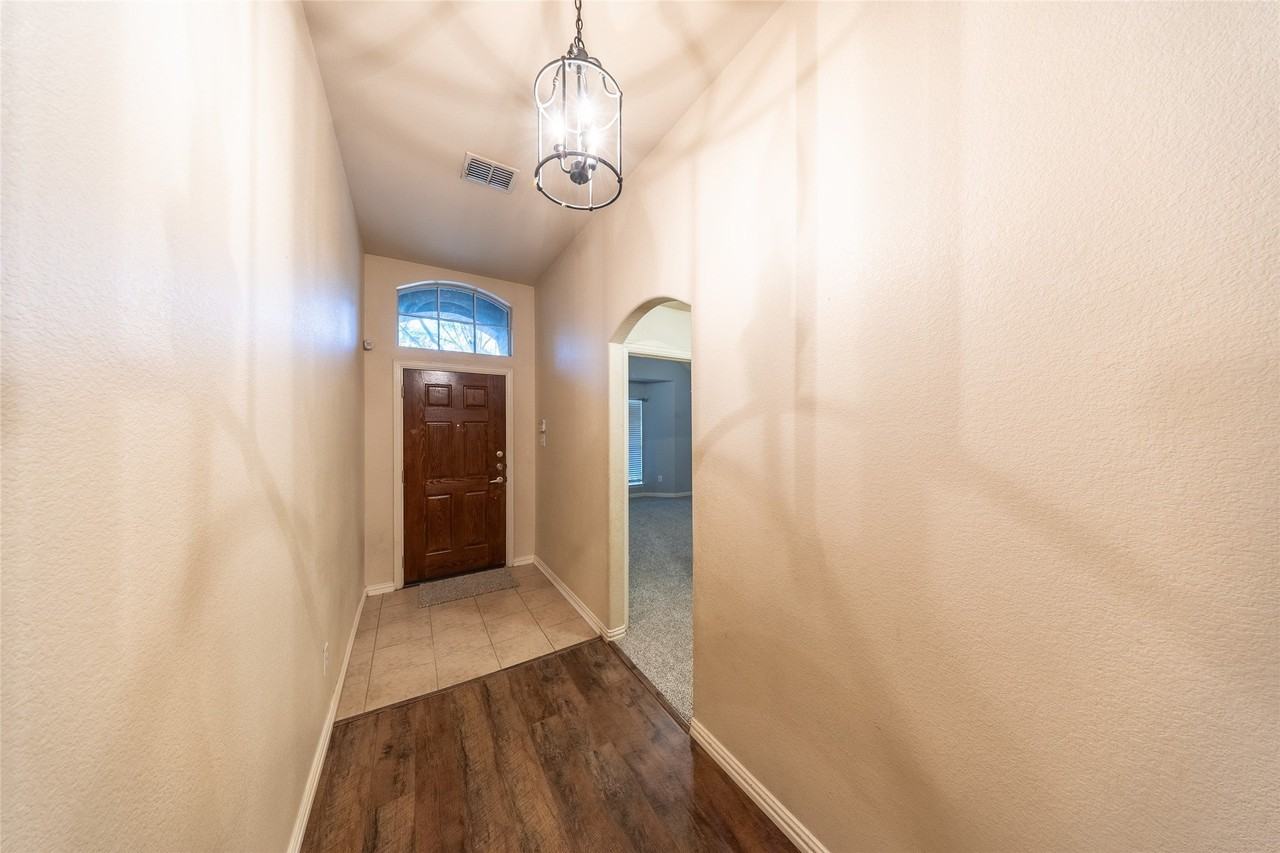 8100 Raven Ct - Photo 5 of 31