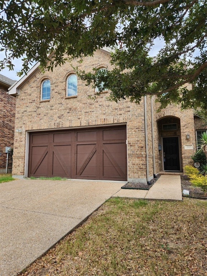 305 Eastland Dr - Photo 2 of 20