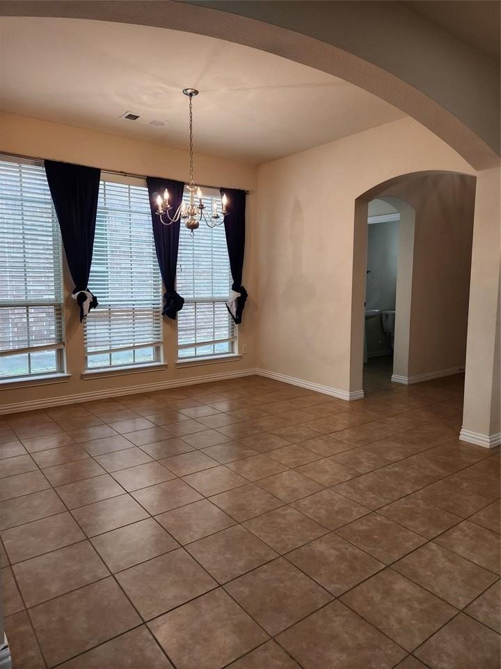 305 Eastland Dr - Photo 3 of 20